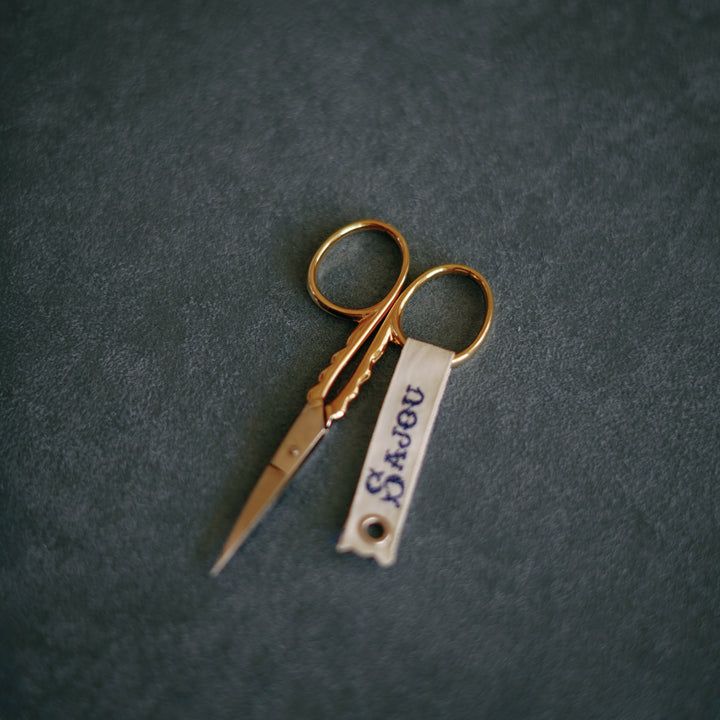 Sajou Scallop gilded embroidery scissors, 3.5", with scallop handle detail, perfect for needlepoint and precision thread cutting.